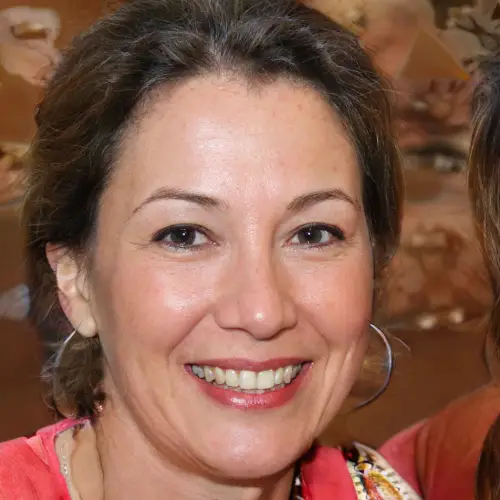 Happy customer using Purisaki Berberine Patches and sharing positive weight loss experience